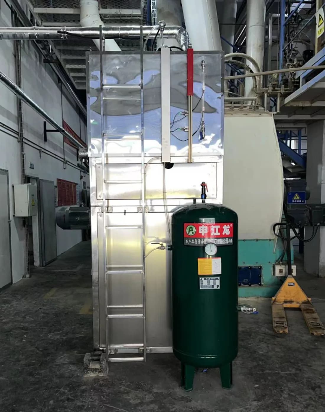 Molasses dosing equipment integrated with an existing feed line